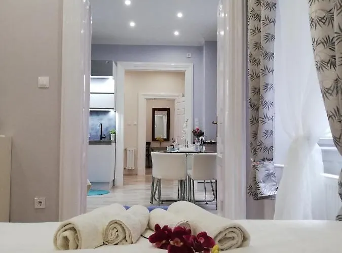 Pannonia Center Deluxe Apartamento *