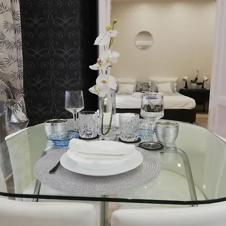 Pannonia Center Deluxe شقة *